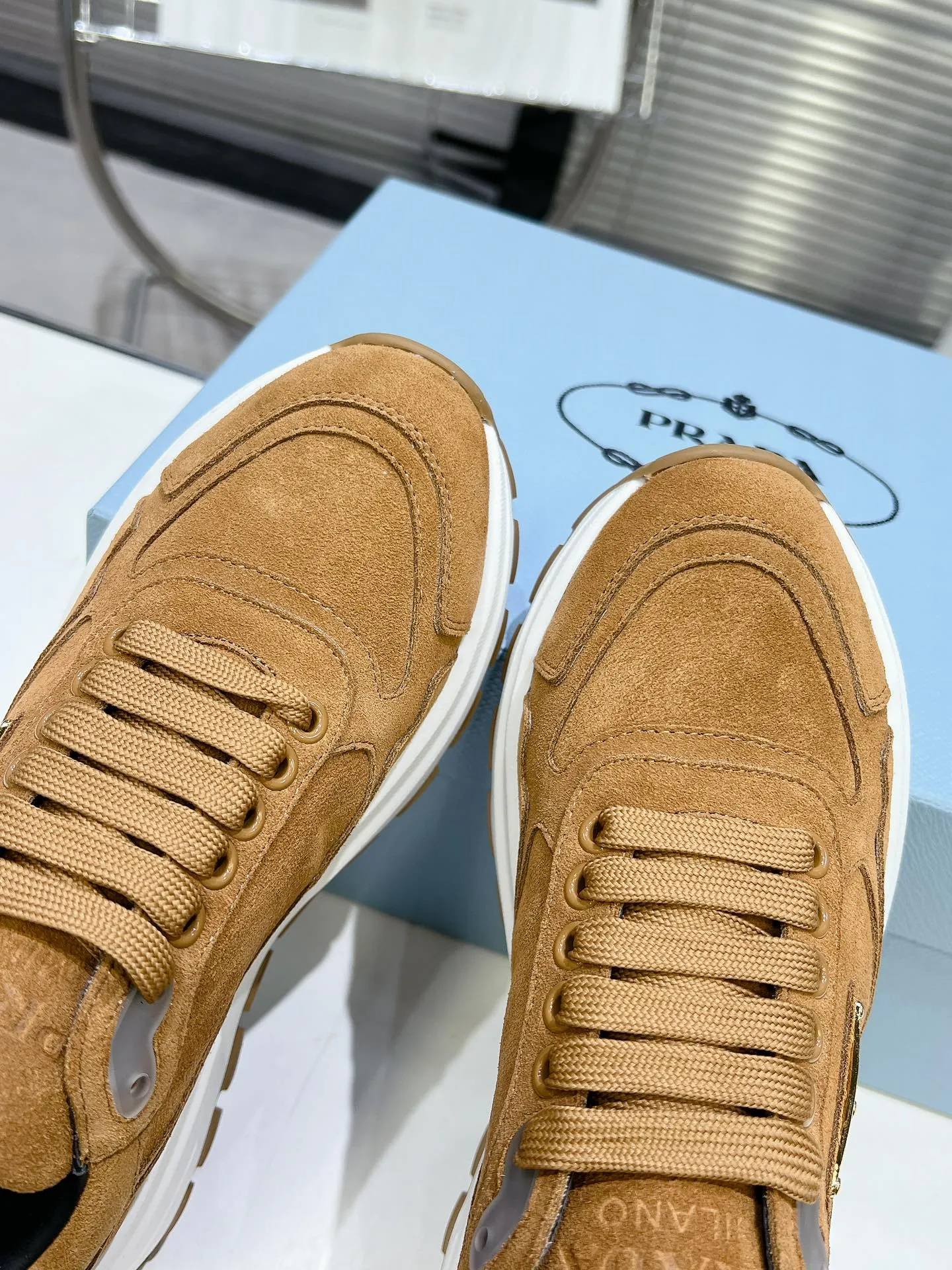 👟👟Ex-factory price 580👟👟 PRADA ²⁰²4 𝐬𝐬Prada’s new product comes with strength! ❣️Many Internet celebrities have the same style, fashionable and versatile nice items, original shoes are developed and purchased from Italian counters, and are reproduced 1:1 according to the original taste. This year’s theme is not to be defined, embodying texture through simplicity💛From thick-soled sneakers to zigzag short boots to 2024 flat shoes, everything reveals a sure-fire momentum...combining gentleness and handsomeness, the finishing touch for women❤️ The top-grade open-edge beaded cowhide with imported cowhide triangle logo is consistent with the original version, the wear-resistant and ultra-light two-color outsole, and the sheepskin lining are breathable and comfortable. ⚛Size: Women's 34-40 ⚛Size: Men's 39-45 Original packaging accessories. ⚛